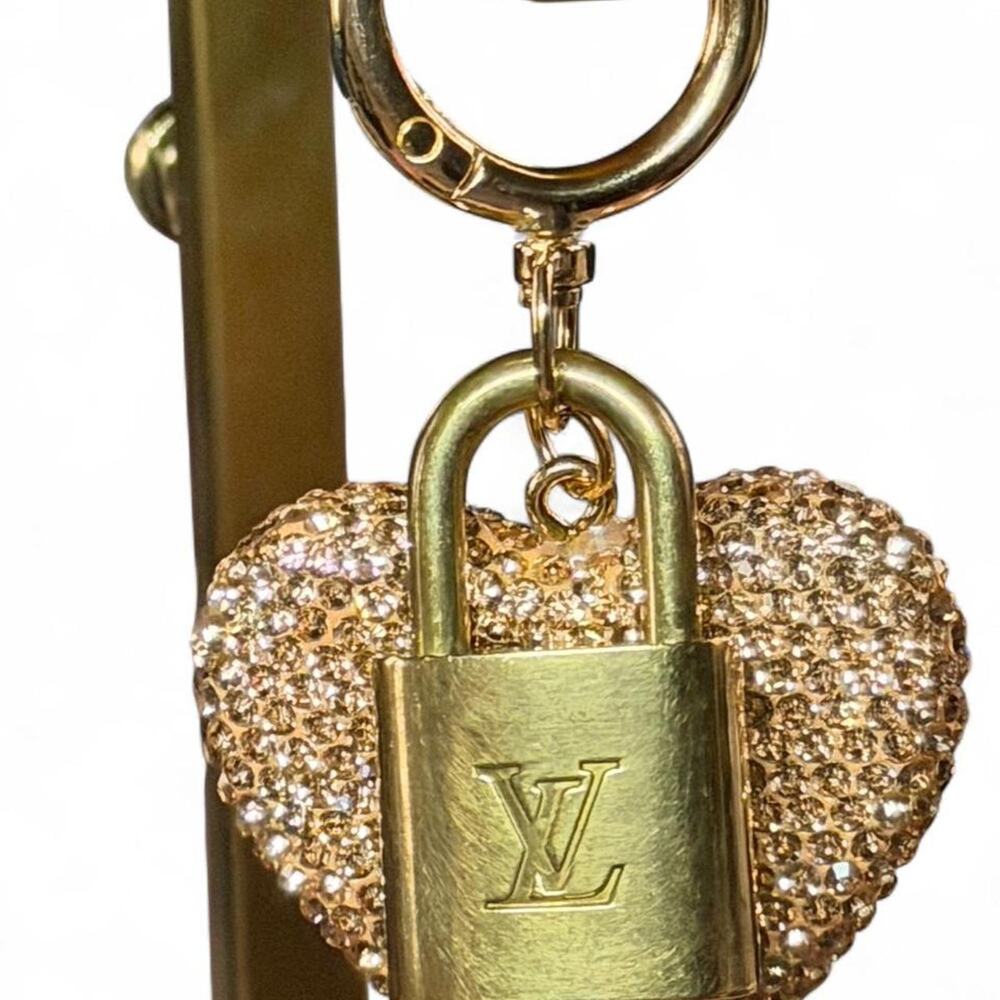 Louis Vuitton Lock & Key Rhinestone Copper Gold Heart Keychain Bag Charm Glamour - Picture 3 of 3